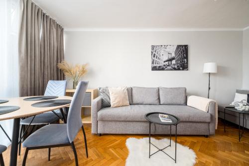 Rondo ONZ City Centre Apartment by BookingHost, Varsavia