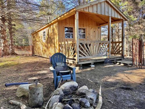 . Cozy Off-Grid Cabin with Breathtaking Serene Views for a Peaceful Getaway Surrounded by Nature in Barton, Vermont