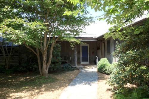 . Secluded Cabin Nestled in the Woodlands of Meadows of Dan, Virginia