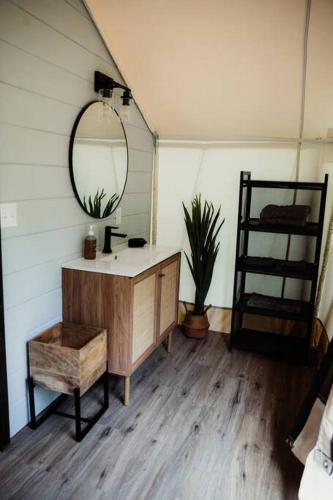 Incredible Safari Tent with Hot-tub, Fire Pit and Sauna in Cadiz, Kentucky in Blue Spring (KY)