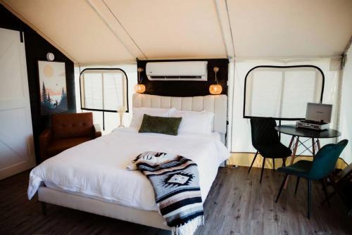 Incredible Safari Tent with Hot-tub, Fire Pit and Sauna in Cadiz, Kentucky in Blue Spring (KY)
