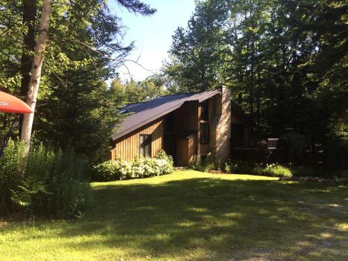 Spacious Mountain Cabin with a Sauna and Ski Trails in Jamaica, Vermont, Rawsonville