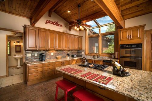 Luxurious Cabin Rental with Spectacular Mountain Views and a Hot Tub near Boone, North Carolina in Sugar Grove (NC)