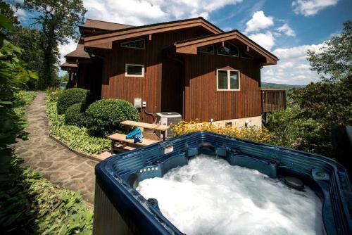 Pezsgőfürdő, Luxurious Cabin Rental with Spectacular Mountain Views and a Hot Tub near Boone, North Carolina in Sugar Grove (NC)