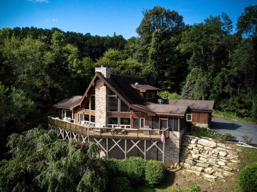 Luxurious Cabin Rental with Spectacular Mountain Views and a Hot Tub near Boone, North Carolina in Sugar Grove (NC)