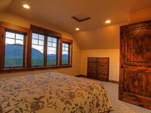 Deluxe Getaway Rental in a Mountain Cabin near Lake McDonald, Montana in West Glacier