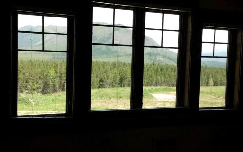 Deluxe Getaway Rental in a Mountain Cabin near Lake McDonald, Montana in West Glacier