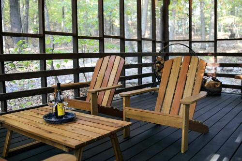 Rustic Mountain Cabin with Porch & Fire Pit in New Market, Virginia in New Market (VA)