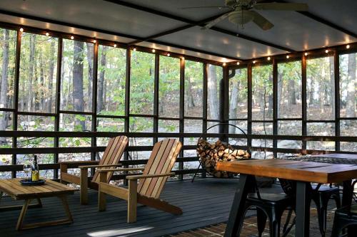 Rustic Mountain Cabin with Porch & Fire Pit in New Market, Virginia in New Market (VA)