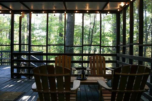 Rustic Mountain Cabin with Porch & Fire Pit in New Market, Virginia in New Market (VA)