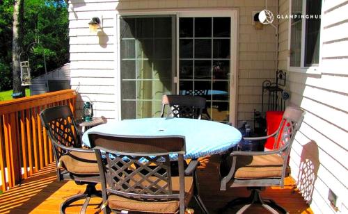 Charming Waterfront Cottage Rental near Topsmead State Forest, Connecticut in ทอริงตัน (คอนเนตทิคัต)