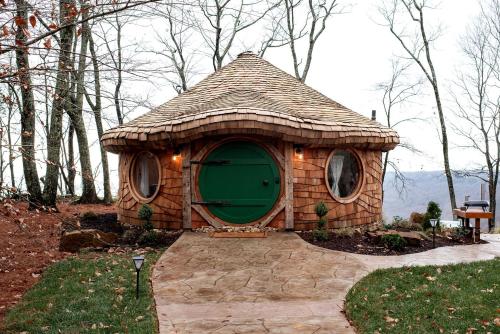 . Amazing Hobbit House with Fire Pit and Barbecue in Rising Fawn, Georgia