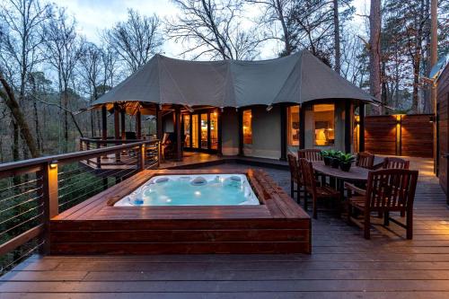 Serenity for Friends: Luxe Tented Cabin and Hot Tub Delight in Hot Springs, AR – khách sạn tại Hồ Hamilton