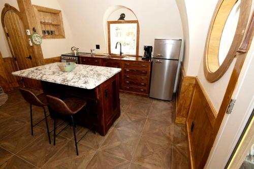 Charming Luxury Hobbit House with Private Hot Tub in Tranquil Woodlands on Littlefield Pond in Sprin in 桑福德 (ME)