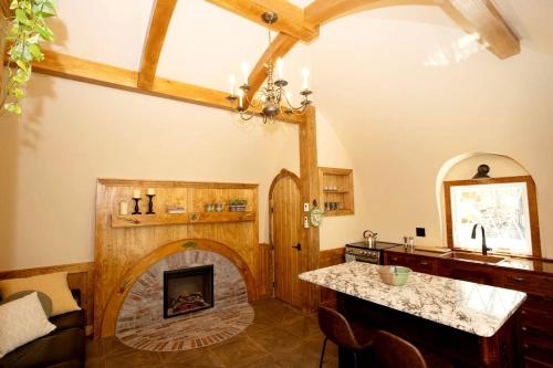 Charming Luxury Hobbit House with Private Hot Tub in Tranquil Woodlands on Littlefield Pond in Sprin in 桑福德 (ME)