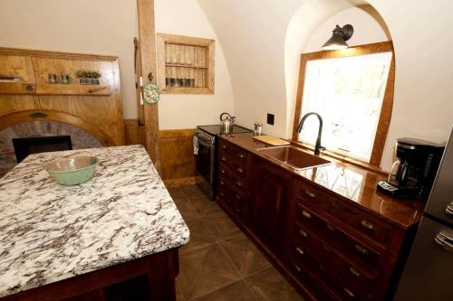 Charming Luxury Hobbit House with Private Hot Tub in Tranquil Woodlands on Littlefield Pond in Sprin in 桑福德 (ME)