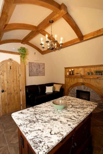 Charming Luxury Hobbit House with Private Hot Tub in Tranquil Woodlands on Littlefield Pond in Sprin in 桑福德 (ME)