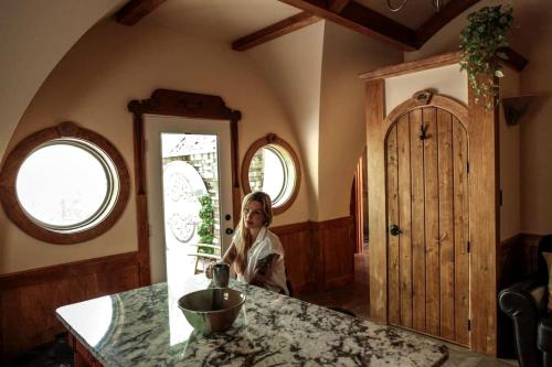 Charming Luxury Hobbit House with Private Hot Tub in Tranquil Woodlands on Littlefield Pond in Sprin in 桑福德 (ME)