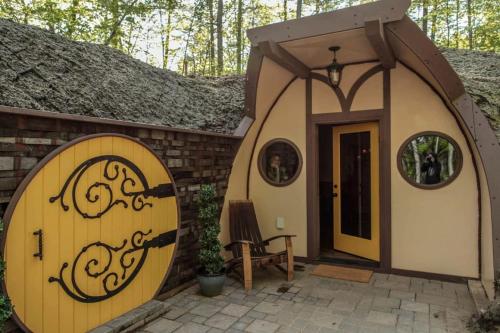 Charming Luxury Hobbit House with Private Hot Tub in Tranquil Woodlands on Littlefield Pond in Sprin in 桑福德 (ME)
