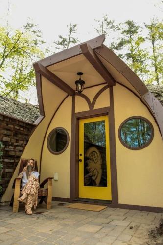 Charming Luxury Hobbit House with Private Hot Tub in Tranquil Woodlands on Littlefield Pond in Sprin in 桑福德 (ME)