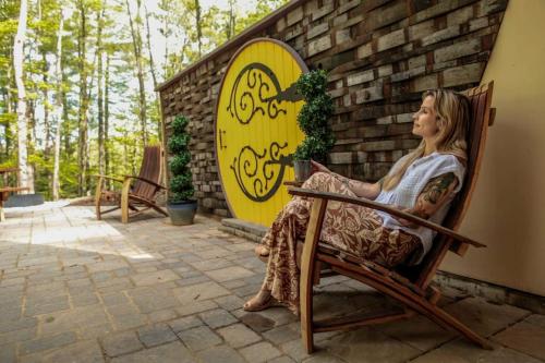 Charming Luxury Hobbit House with Private Hot Tub in Tranquil Woodlands on Littlefield Pond in Sprin in 桑福德 (ME)