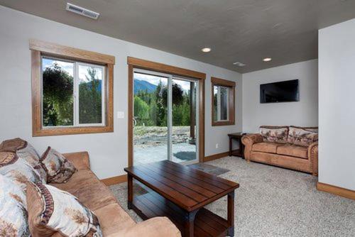 Sunny Mountain Cabin for a Group Getaway in West Glacier, Montana in 西冰河(蒙大拿州）