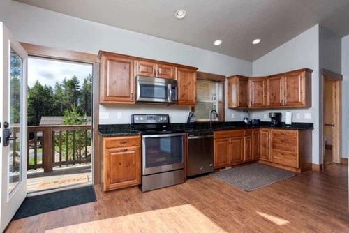 Sunny Mountain Cabin for a Group Getaway in West Glacier, Montana in 西冰河(蒙大拿州）