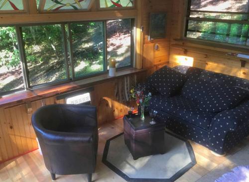 Rustic Off-Grid Cabin Getaway near Wayne National Forest, Ohio in เอเธนส์ (OH)