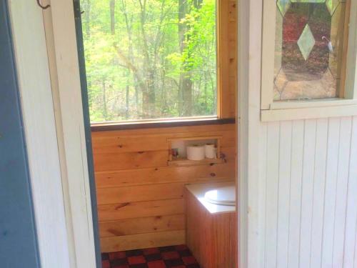 Rustic Off-Grid Cabin Getaway near Wayne National Forest, Ohio in เอเธนส์ (OH)