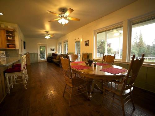 Luxury Cabin Rental in the Cascade Mountains near Crater Lake, Southern Oregon in พรอสเพ็ค