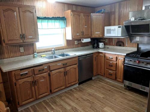 Spacious Vacation Cabin near Lac Qui Parle Lake in Dawson, Minnesota in Appleton (MN)