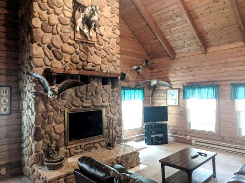 Spacious Vacation Cabin near Lac Qui Parle Lake in Dawson, Minnesota in Appleton (MN)