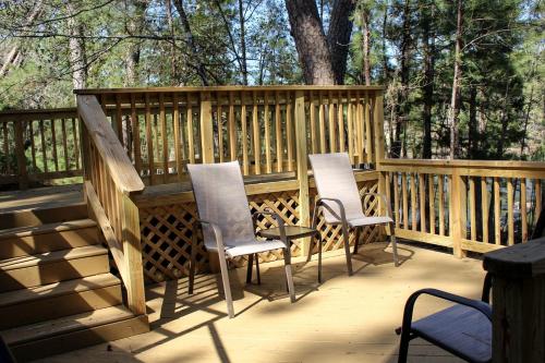 Group Cabin with Kayaks and Foosball Table in La Grange, Texas in La Grange (Texas)