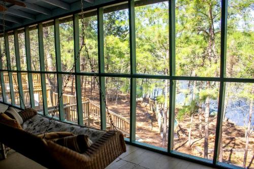 Group Cabin with Kayaks and Foosball Table in La Grange, Texas in La Grange (Texas)