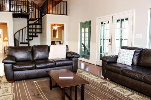 Group Cabin with Kayaks and Foosball Table in La Grange, Texas in La Grange (Texas)