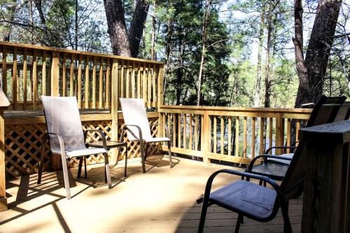 Group Cabin with Kayaks and Foosball Table in La Grange, Texas in La Grange (Texas)