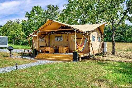 Incredible Tented Cabin with Fire Pit and Hot-tub in Sevierville, Tennessee