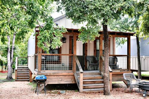 Alluring Tented Cabin on Geronimo Creek - Perfect Glamping Vacation Destination in Seguin, Texas, Lauback