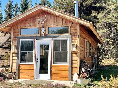Secluded Cabin in Polebridge, Montana, with Fantastic Views of Glacier National Park - Dream Glampin in เวสต์ กลาเซียร์(MT)