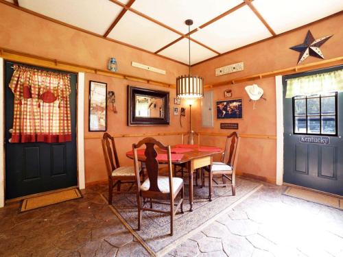 Peaceful Vacation Rental for Four near the Ohio River in Pendleton, Kentucky in La Grange