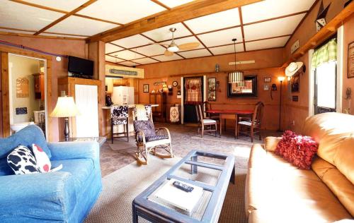 Peaceful Vacation Rental for Four near the Ohio River in Pendleton, Kentucky in La Grange