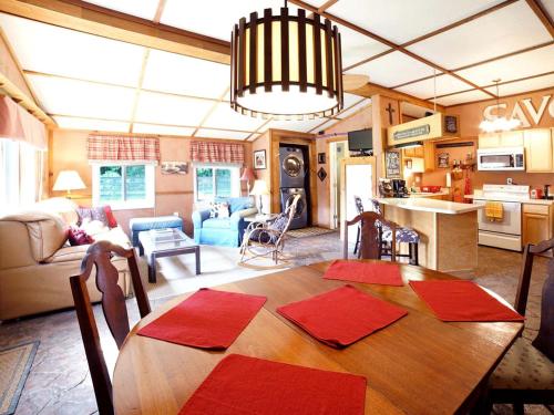 Peaceful Vacation Rental for Four near the Ohio River in Pendleton, Kentucky in La Grange