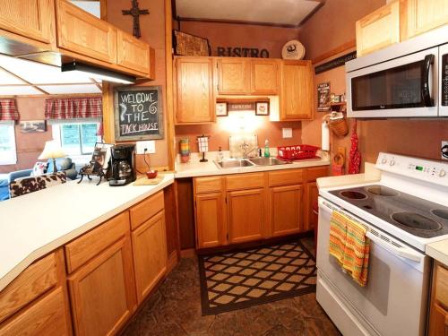 Peaceful Vacation Rental for Four near the Ohio River in Pendleton, Kentucky in La Grange