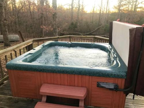 熱水浴缸, Pet-Friendly Cottage Overlooking a Koi Pond near Mark Twain National Forest, Missouri in 古巴