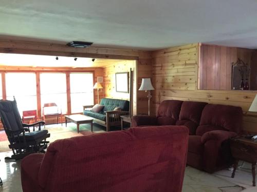 Pet-Friendly Cottage Overlooking a Koi Pond near Mark Twain National Forest, Missouri in 古巴