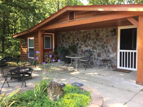 Pet-Friendly Cottage Overlooking a Koi Pond near Mark Twain National Forest, Missouri in 古巴