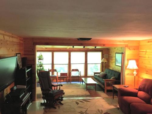 Pet-Friendly Cottage Overlooking a Koi Pond near Mark Twain National Forest, Missouri in 古巴