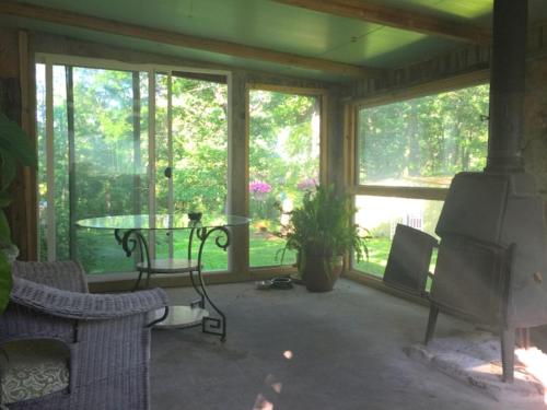 Pet-Friendly Cottage Overlooking a Koi Pond near Mark Twain National Forest, Missouri in 古巴