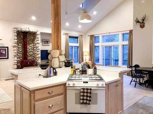 Enchanting Creekside Cabin Retreat near Yosemite National Park in California in Fish Camp (CA)