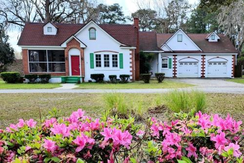 Picturesque Cottage with Pond Views Great for Family Getaways in Georgia, Midway